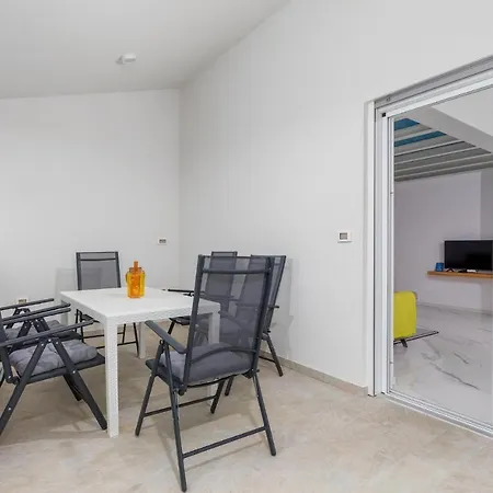 Holiday home 4 Bedroom Cozy In Betiga Pula