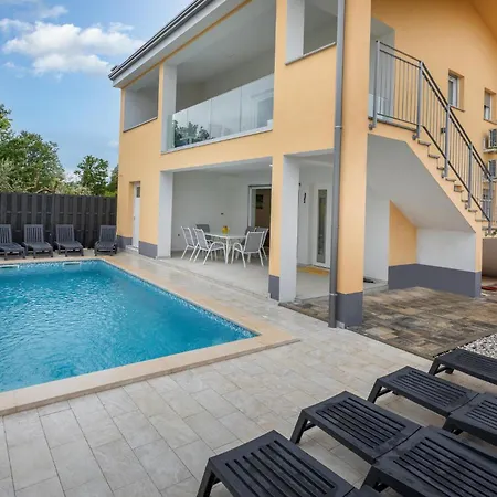 4 Bedroom Cozy In Betiga * Pula