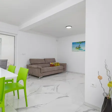 4 Bedroom Cozy In Betiga Holiday home Pula