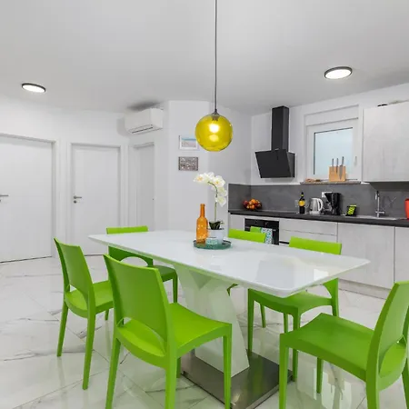 Holiday home 4 Bedroom Cozy In Betiga Pula