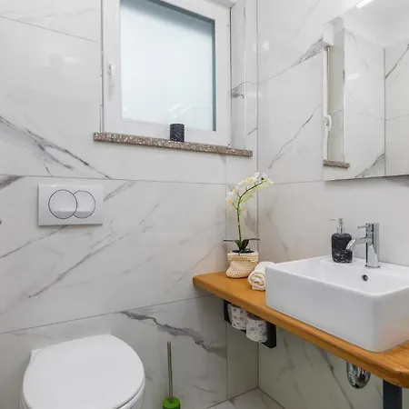 4 Bedroom Cozy In Betiga Holiday home Pula