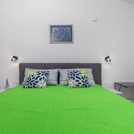 Holiday home 4 Bedroom Cozy In Betiga Pula