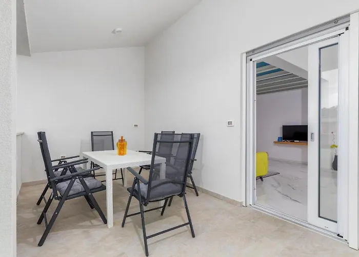 Semesterbostad 4 Bedroom Cozy In Betiga Pula