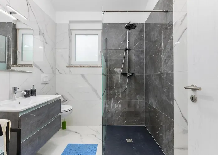 4 Bedroom Cozy In Betiga * Pula