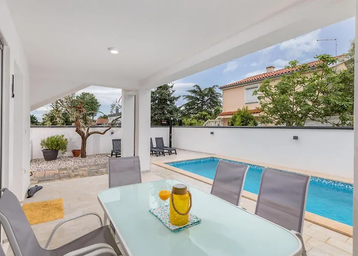 4 Bedroom Cozy In Betiga * Pula