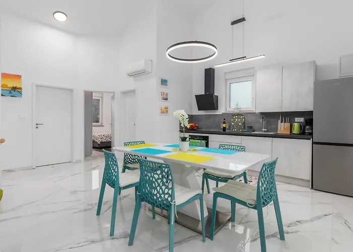 4 Bedroom Cozy In Betiga Semesterbostad