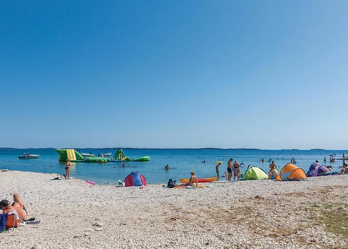 Semesterbostad 4 Bedroom Cozy In Betiga Pula