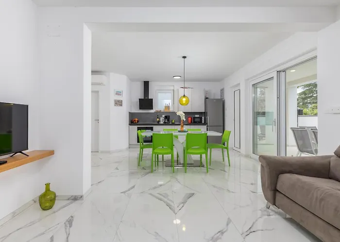 4 Bedroom Cozy In Betiga Semesterbostad Pula