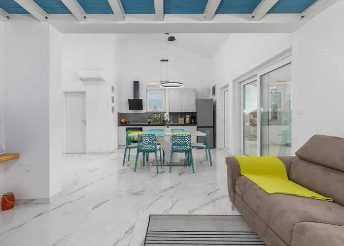 4 Bedroom Cozy In Betiga *